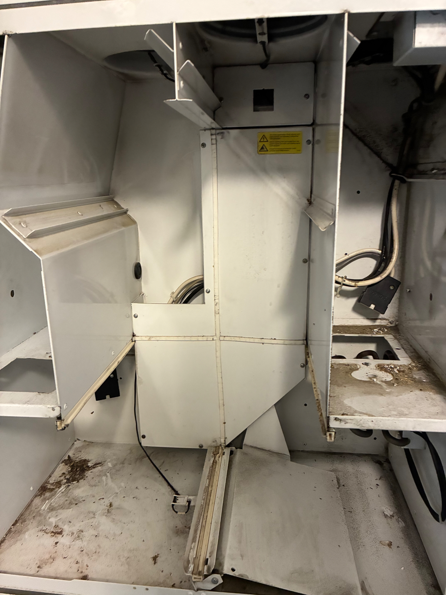 Ventilasjonsaggregat før rens og service.