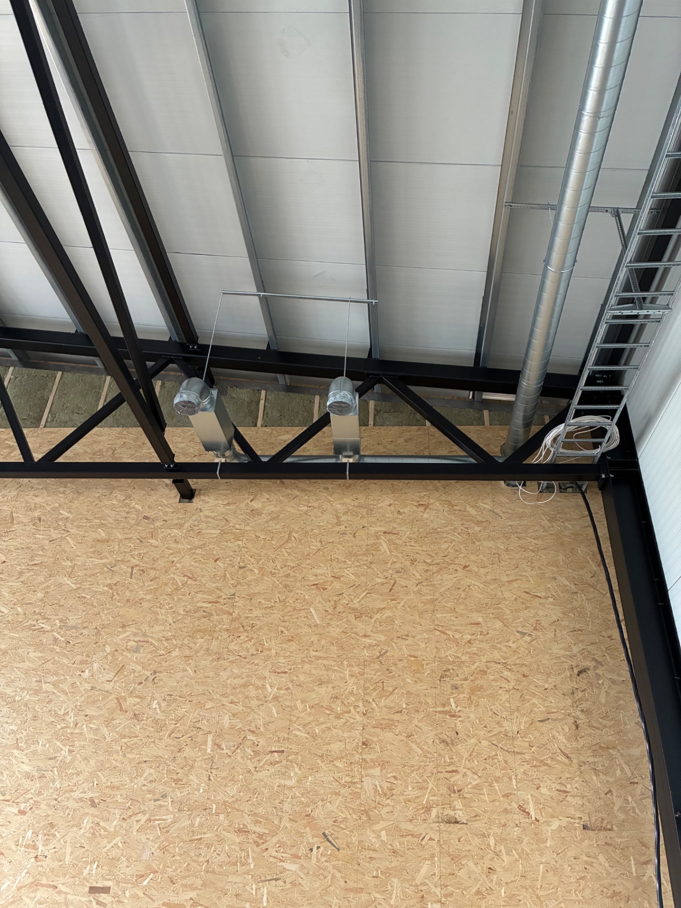 Ventilasjonsmontasje i høyden på lager.