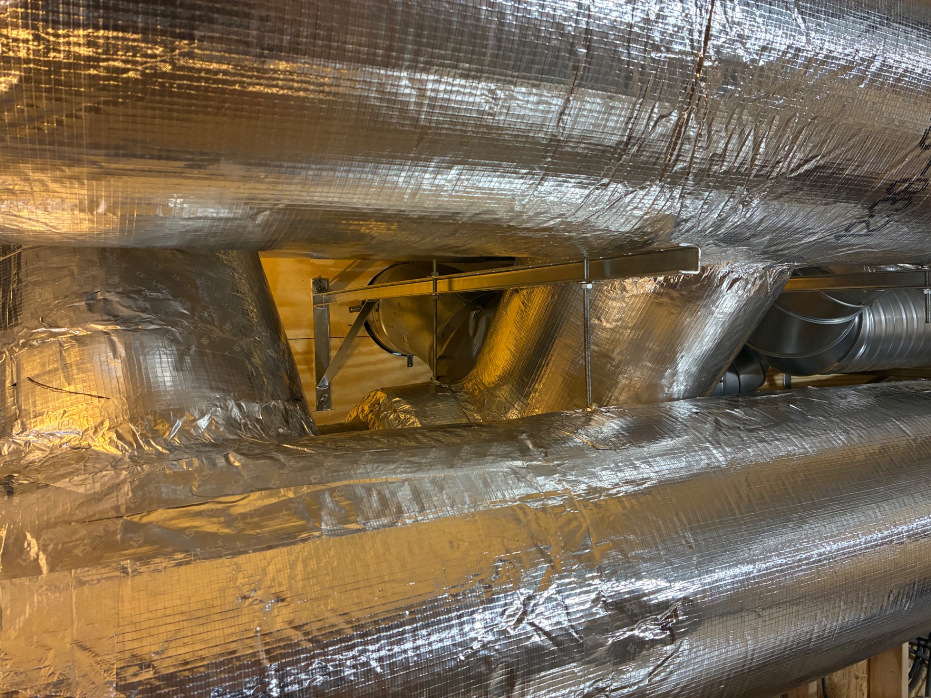 Isolerte ventilasjonskanaler innendørs.