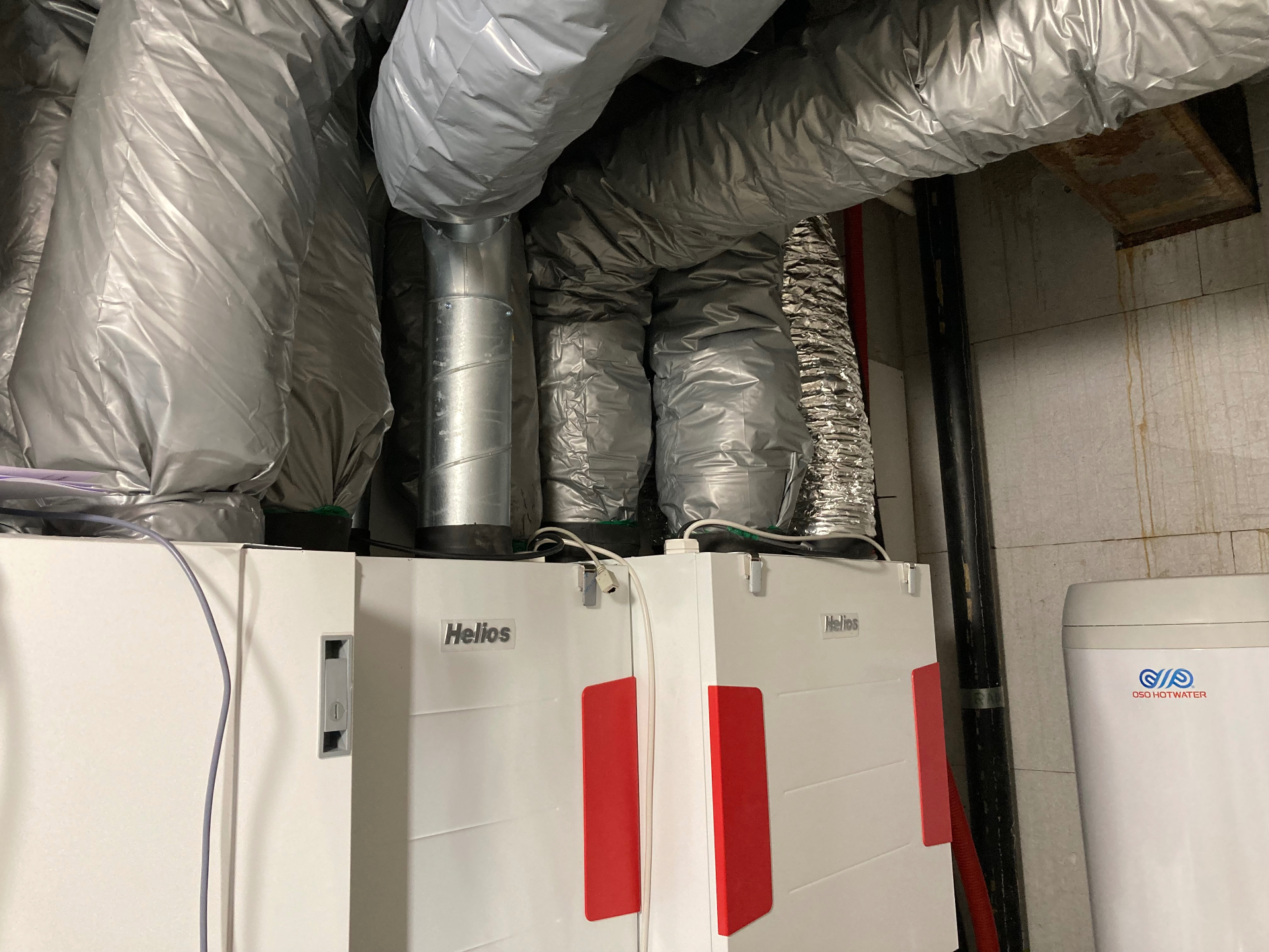 Teknisk rom med Helios ventilasjonsaggregater, isolerte kanaler og varmtvannsbereder.