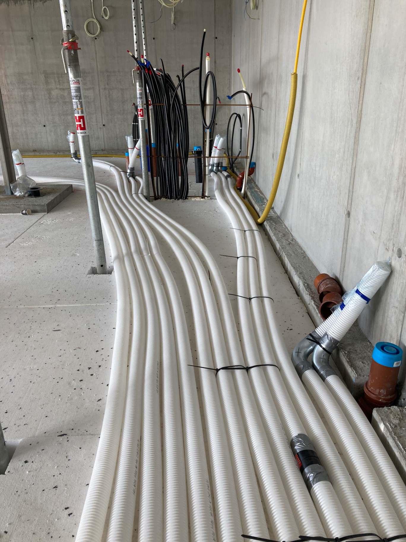 Fleksible ventilasjonsrør klare til støping i betong.