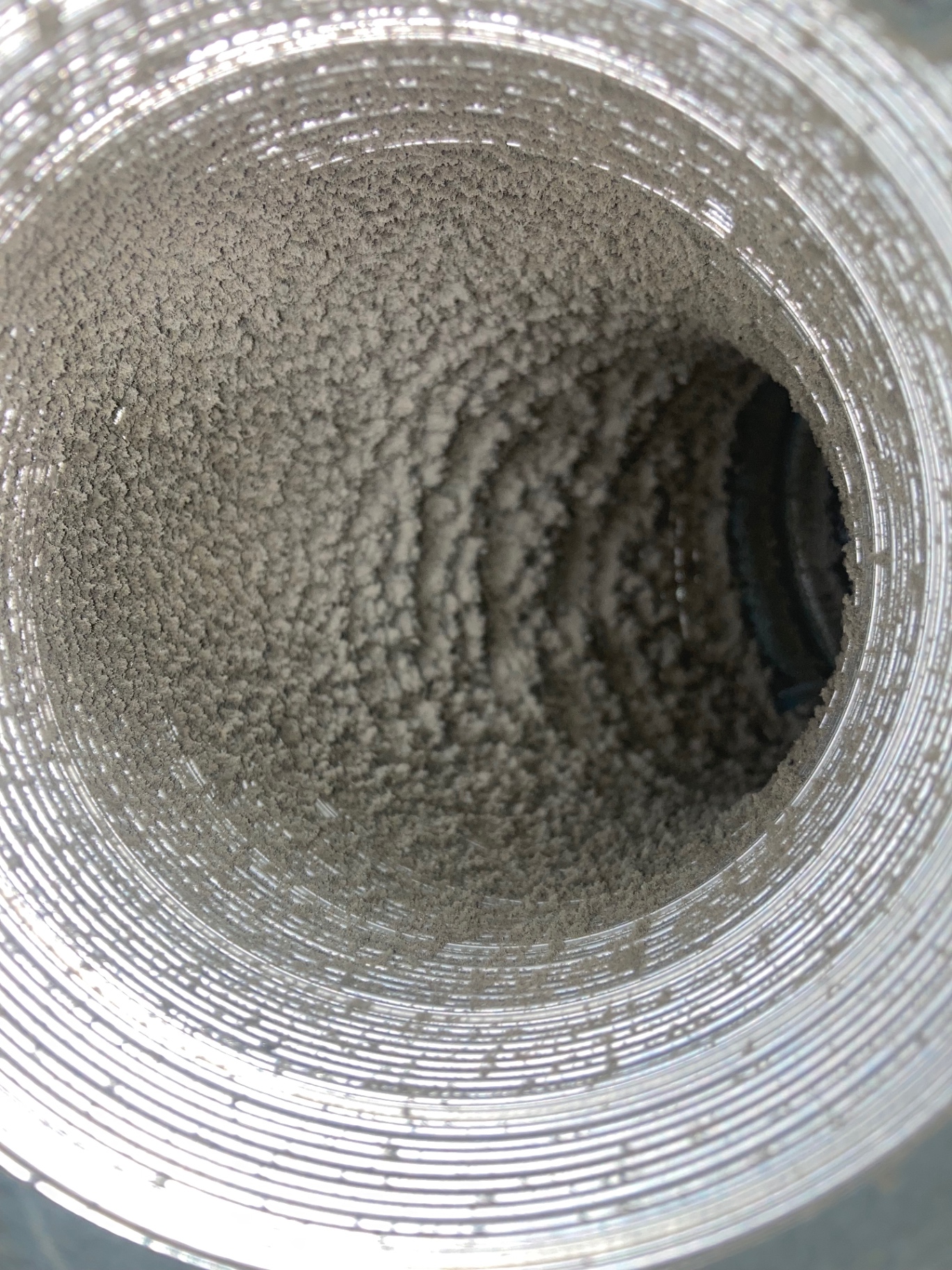Tett ventilasjonskanal i leilighet før rens.